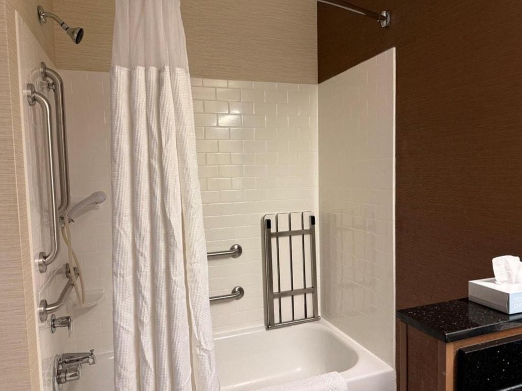 King Room with Bath Tub - Disability Access/Non-Smoking room - Image 1
