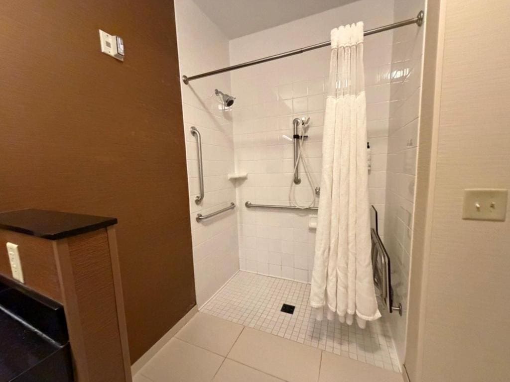 King Room with Roll-in Shower - Disability Access/Non-Smoking room - Image 1