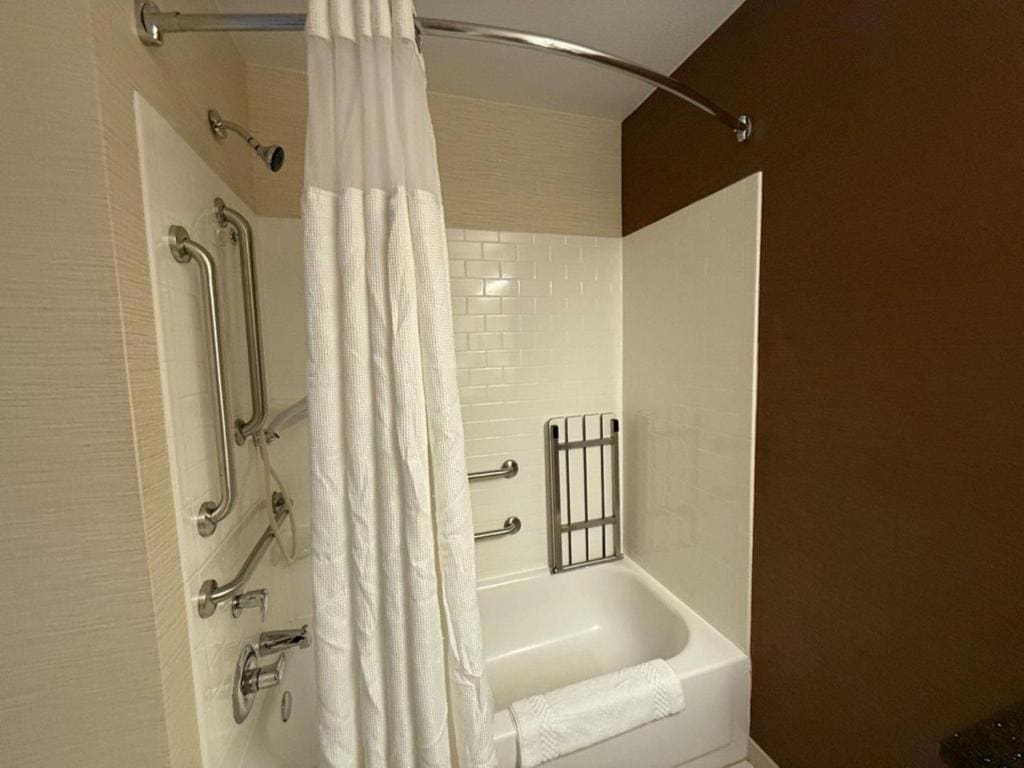 King Room with Sofa Bed and Bath Tub - Disability Access/Non-Smoking room - Image 1