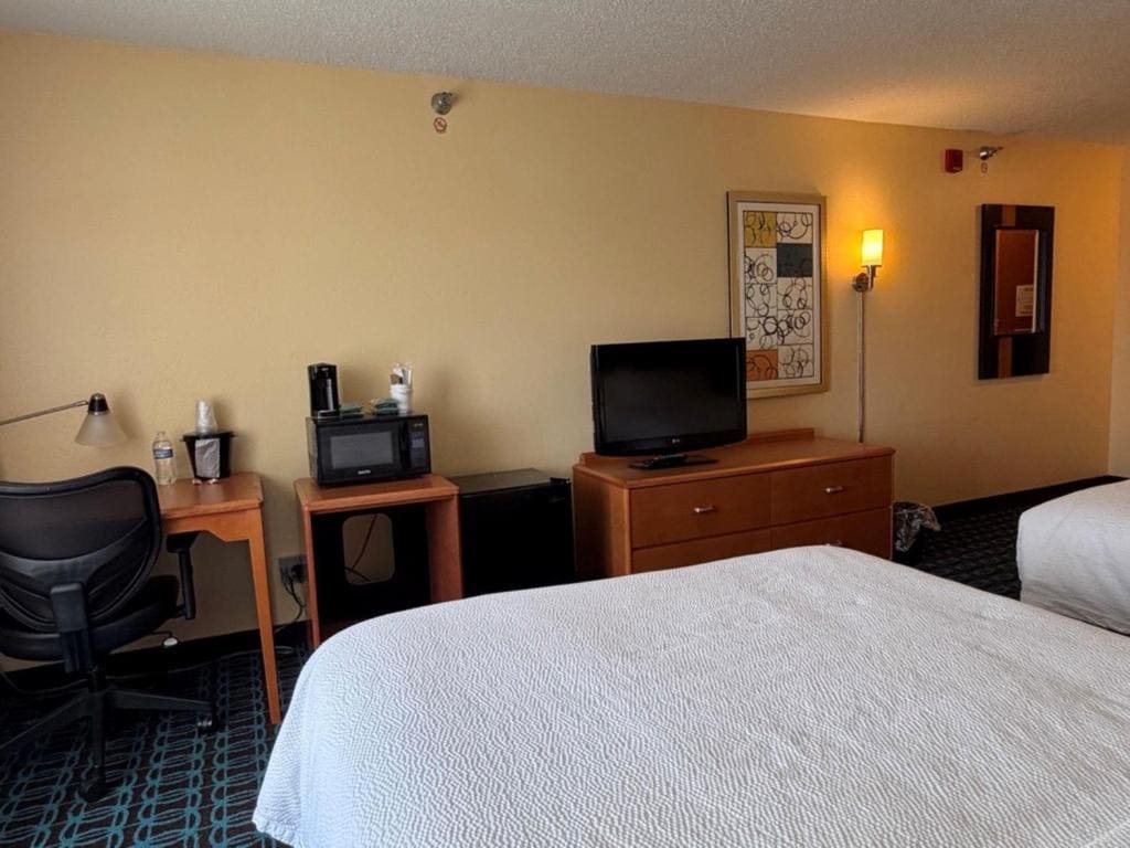 Queen Room with Two Queen Beds - Non-Smoking room - Image 3