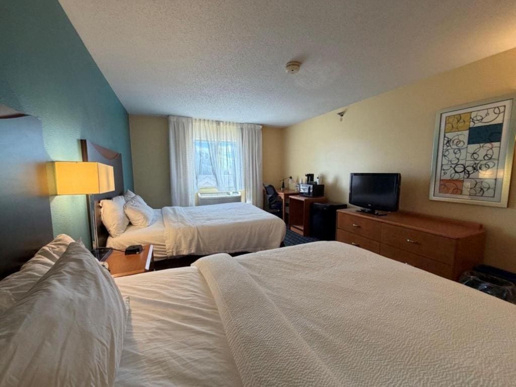 Queen Room with Two Queen Beds - Non-Smoking room - Image 2
