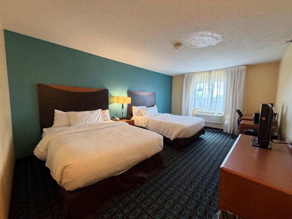 Queen Room with Two Queen Beds - Non-Smoking room - Image 1