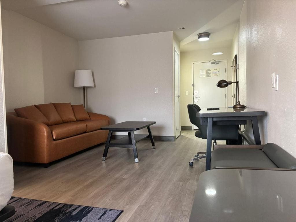 King Studio with Sofa Bed room - Image 3