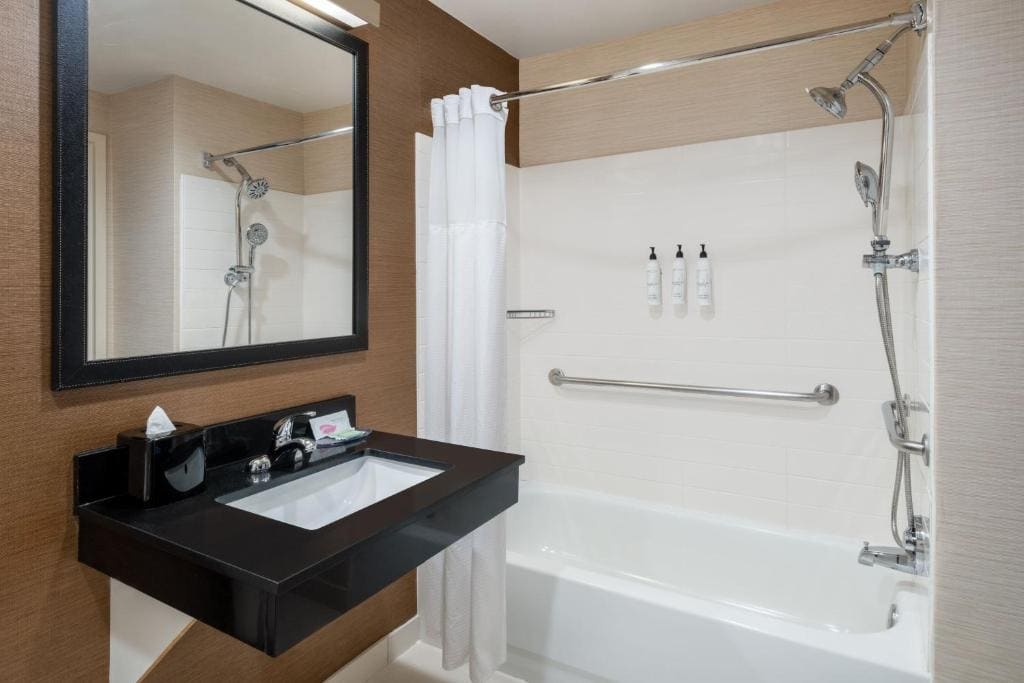 King Room with Bathtub - Mobility Access/Hearing Accessible room - Image 1