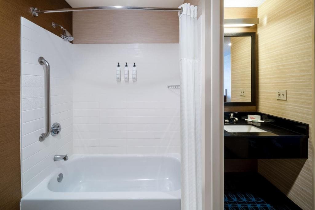 King Room with Bathtub - Mobility Access/Hearing Accessible room - Image 3