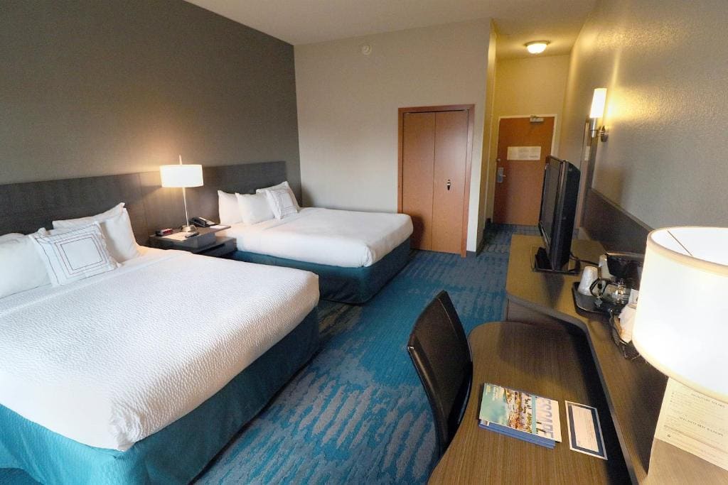Queen Room with Two Queen Beds room - Image 2