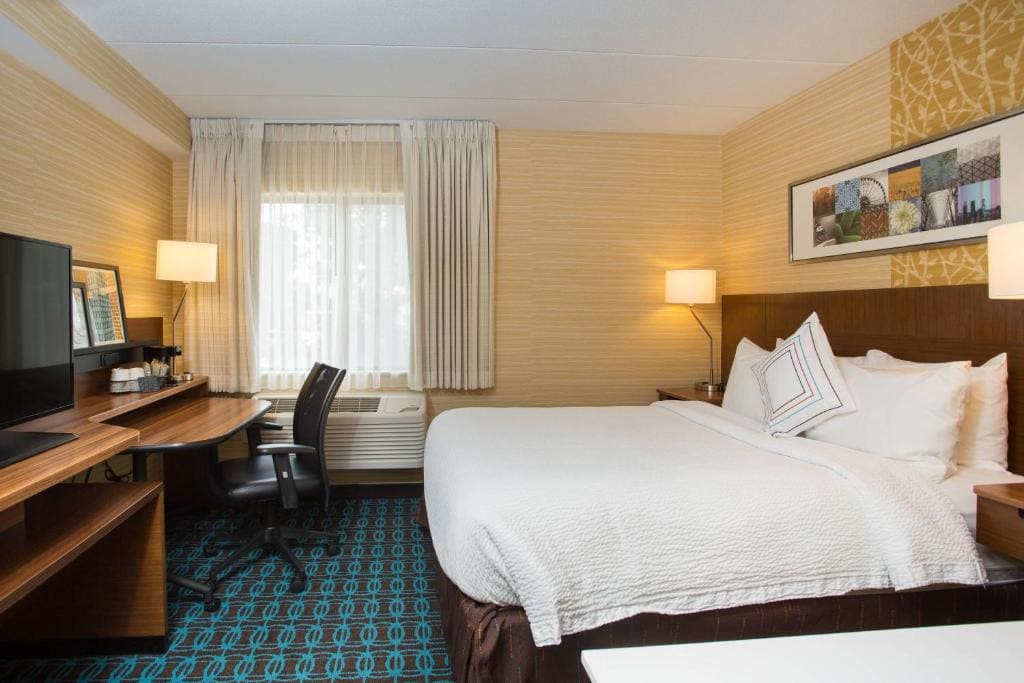 King Room with Transfer Shower - Mobility Access/Hearing Accessible room - Image 1