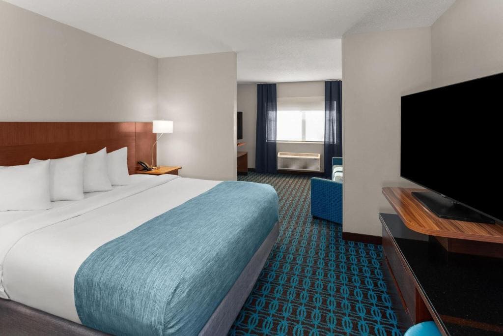 Executive King Suite with Tub with Grab Bars - Mobility Accessible/Non-Smoking room - Image 2