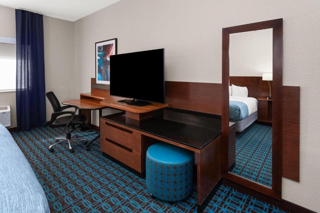 King Room with Mobility Access and Bathtub with Grab Bars, Non-Smoking room - Image 3