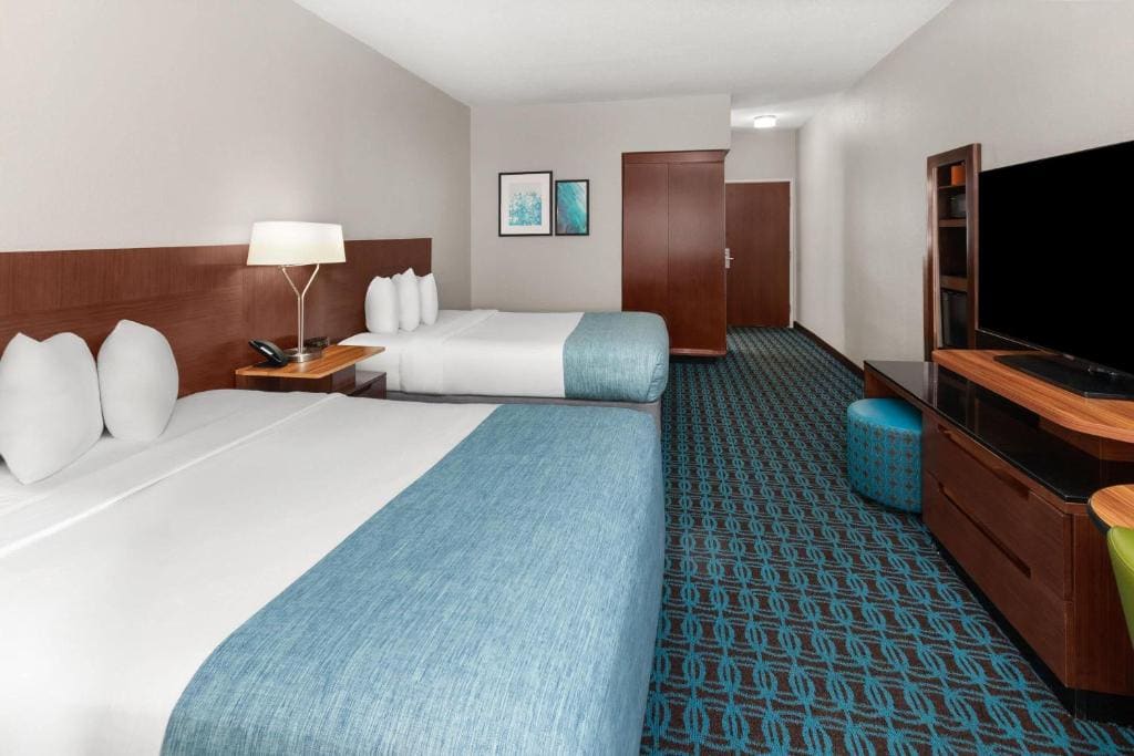 Queen Room with Two Queen Beds - Mobility/Hearing Accessible - Non-Smoking room - Image 2