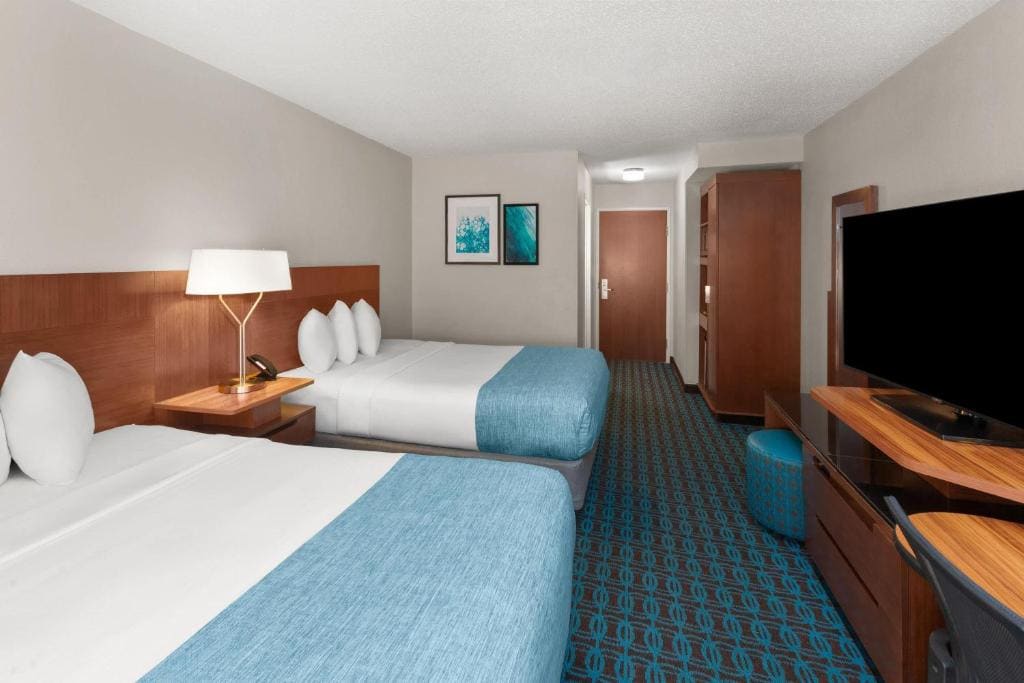 Queen Room with Two Queen Beds - Non-Smoking room - Image 3