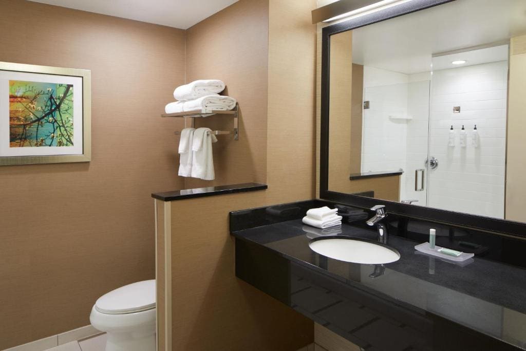 King Room with Roll-in Shower - Mobility Accessible room - Image 2