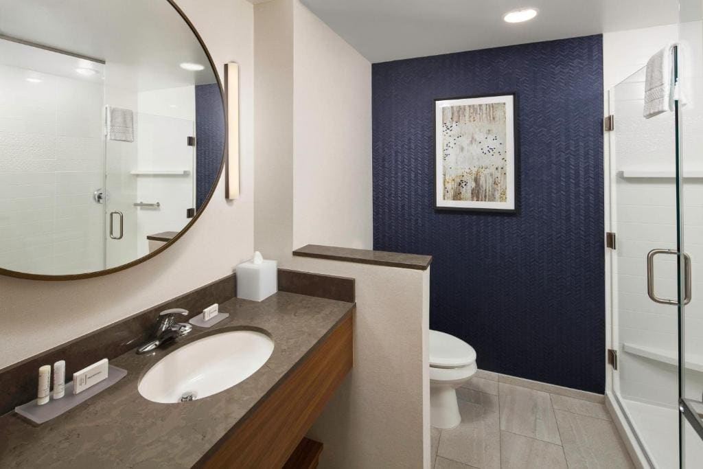 Executive King Suite with Sofa Bed room - Image 3