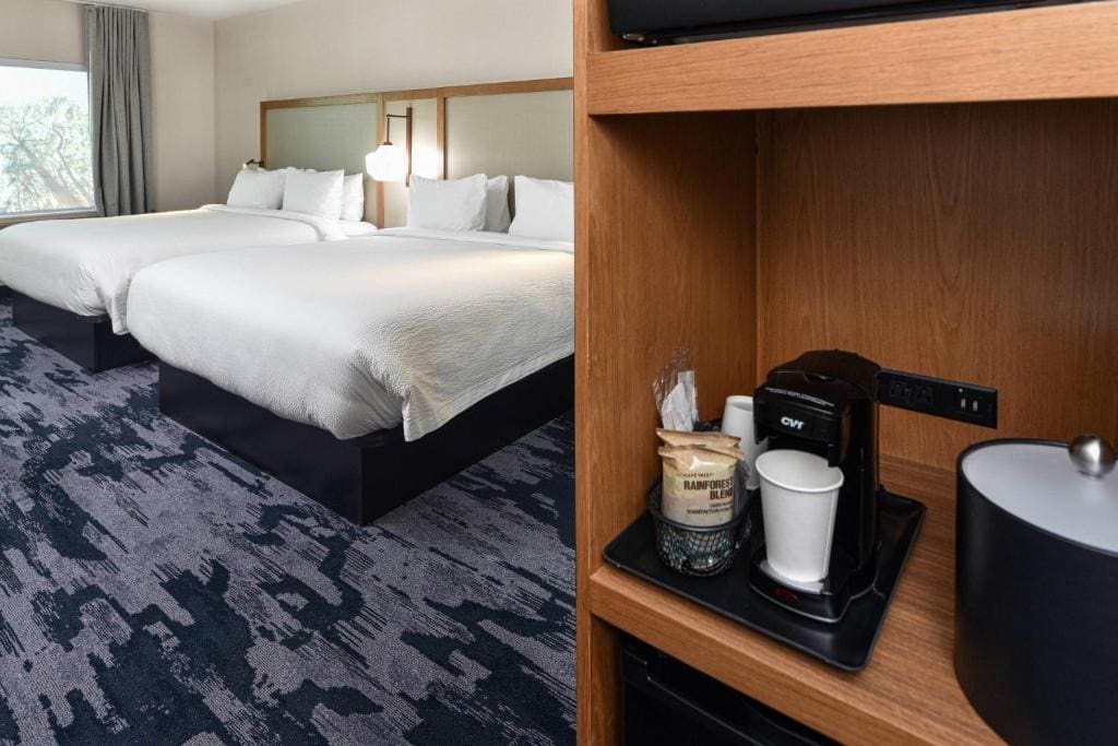 Room with Two King Beds and Bathtub - Mobility Access room - Image 3