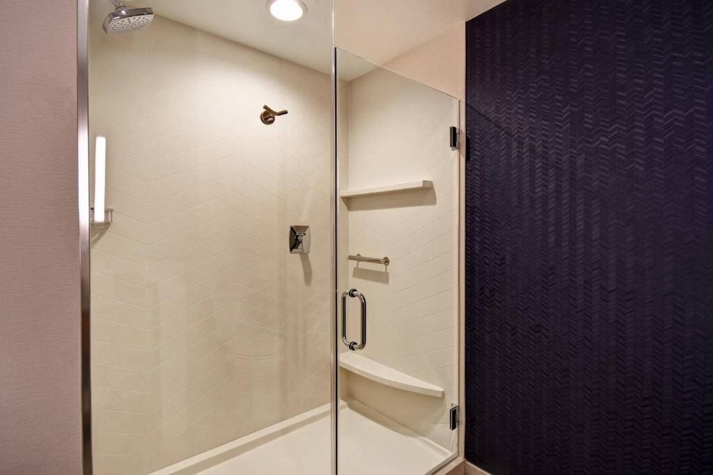 Queen Room with Two Queen Beds - Hearing Accessible room - Image 3