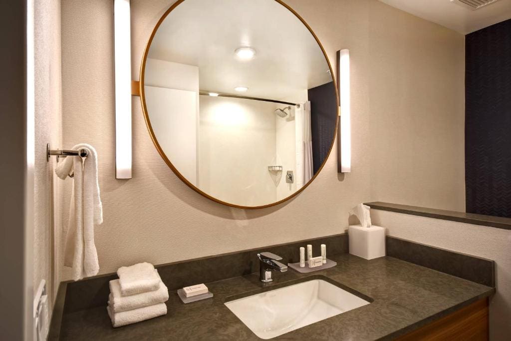Queen Room with Two Queen Beds - Hearing Accessible room - Image 2