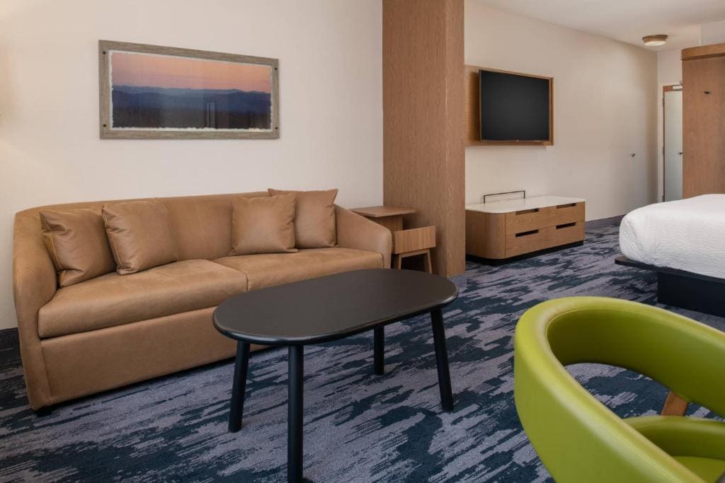 Suite, 1 King, Sofa bed room - Image 2
