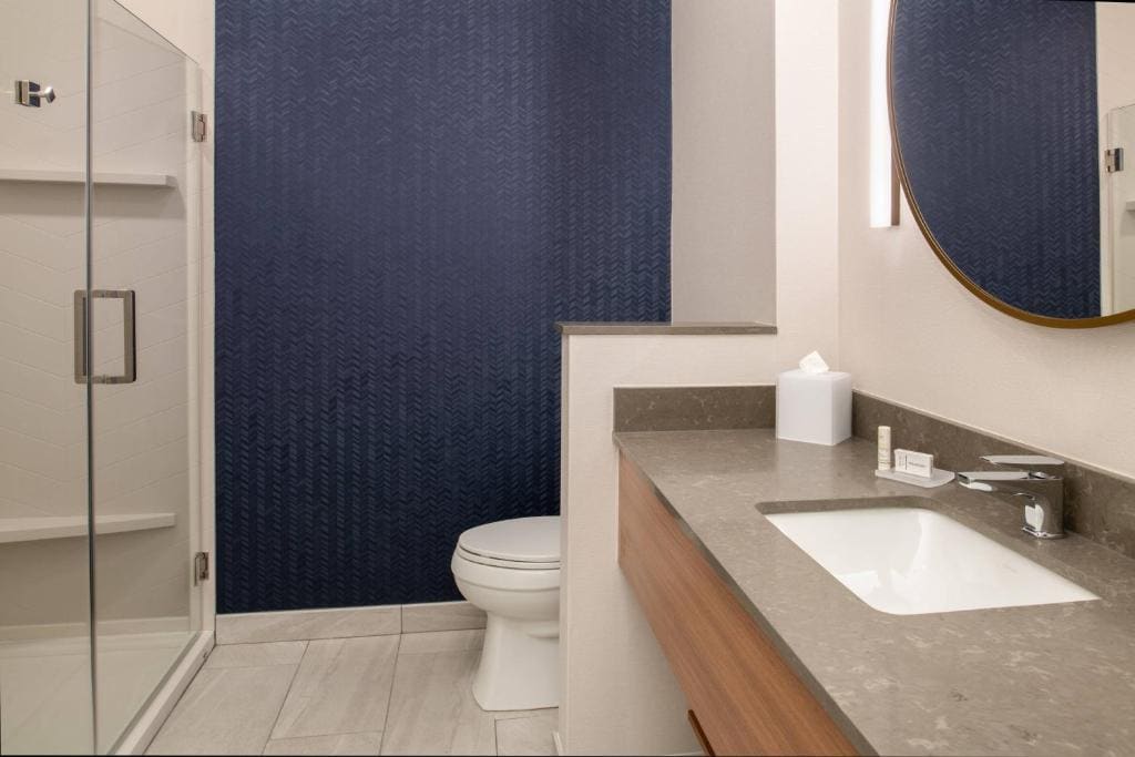 Queen Room with Two Queen Beds - Hearing Accessible room - Image 3