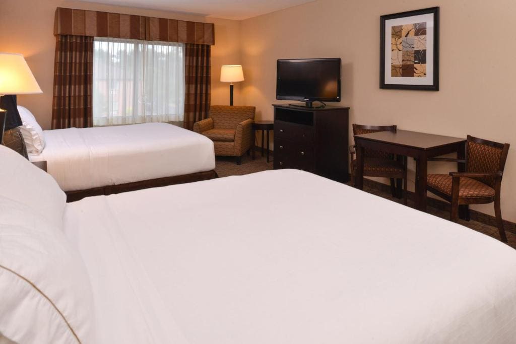 Queen Room with Two Queen Beds - Mobility Access Tub/Non-Smoking room - Image 1