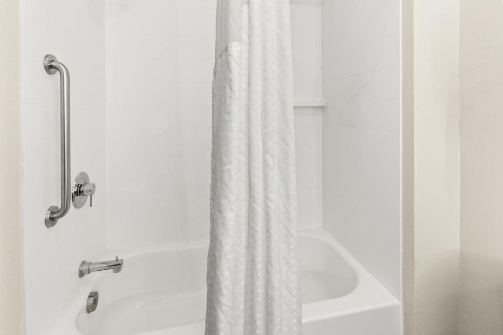Queen Room with Two Queen Beds - Mobility Access Tub/Non-Smoking room - Image 2