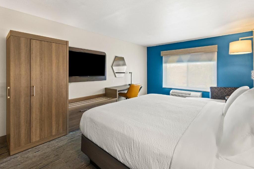Standard King Room with Minifridge room - Image 2