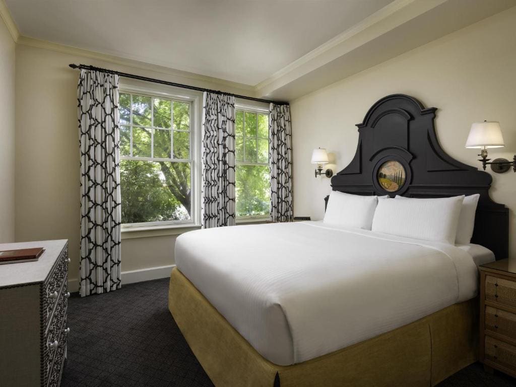 Signature One-Bedroom King Suite with Sofa Bed, Fireplace, Patio or Balcony, Jacuzzi and Garden View room - Image 3