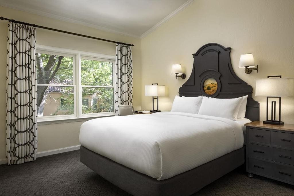 One-Bedroom King Suite with Bath Tub and Sofa Bed - Fireplace/Patio/Balcony/Garden View room - Image 1