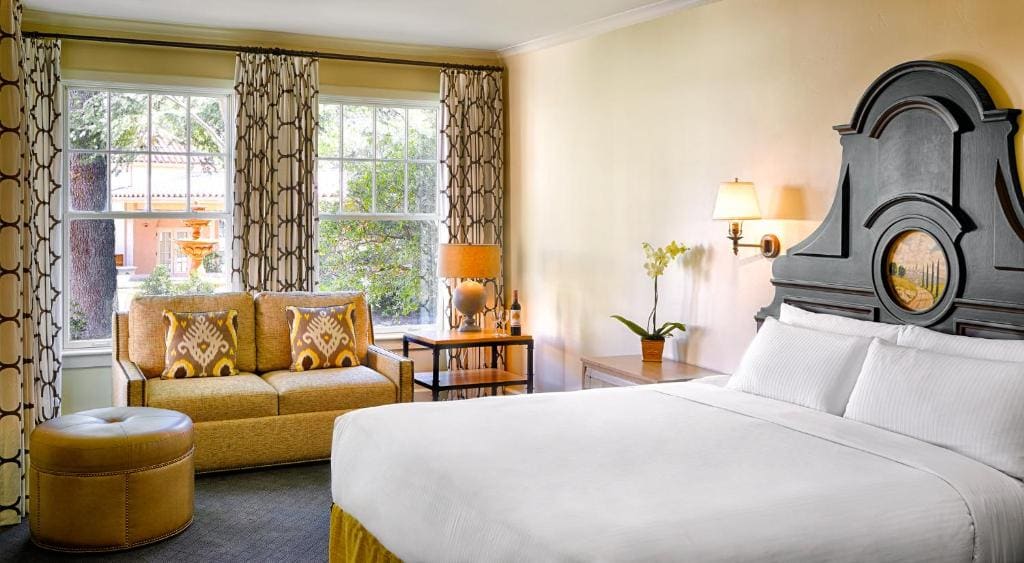 Fairmont King Room with Sofa Bed and Garden View room - Image 2