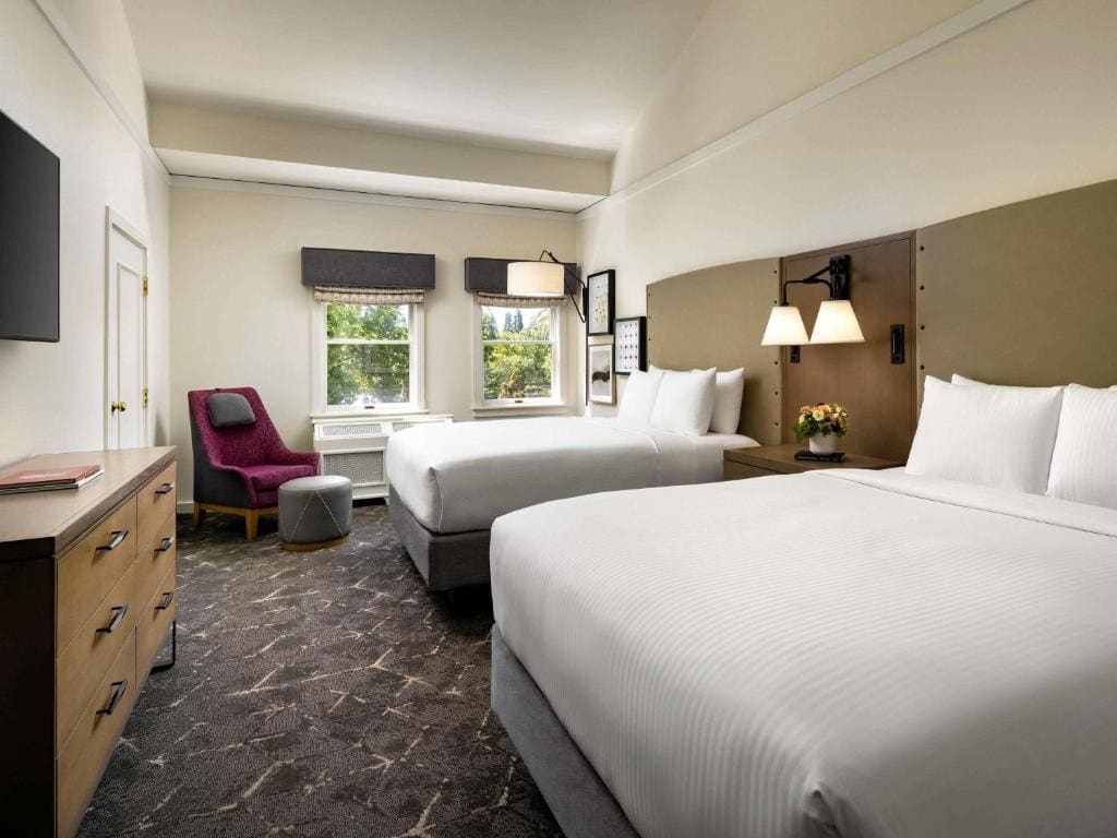 Deluxe Queen Room with Two Queen Beds and Roll-In Shower - Garden View room - Image 2
