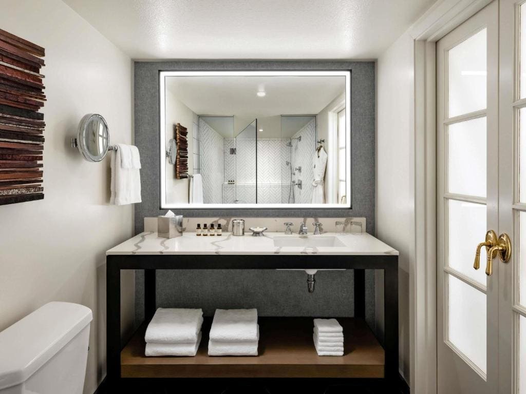 Deluxe King Room with Bath Tub - Garden View room - Image 2
