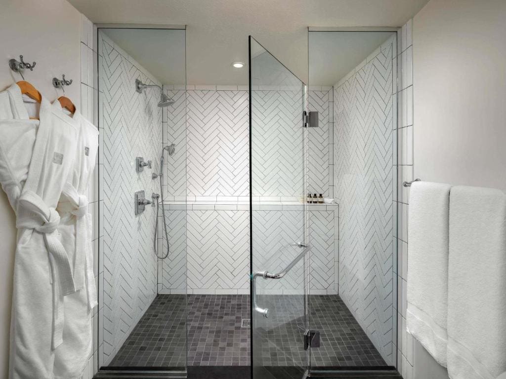 Deluxe Queen Room with Two Queen Beds and Roll-In Shower - Garden View room - Image 1