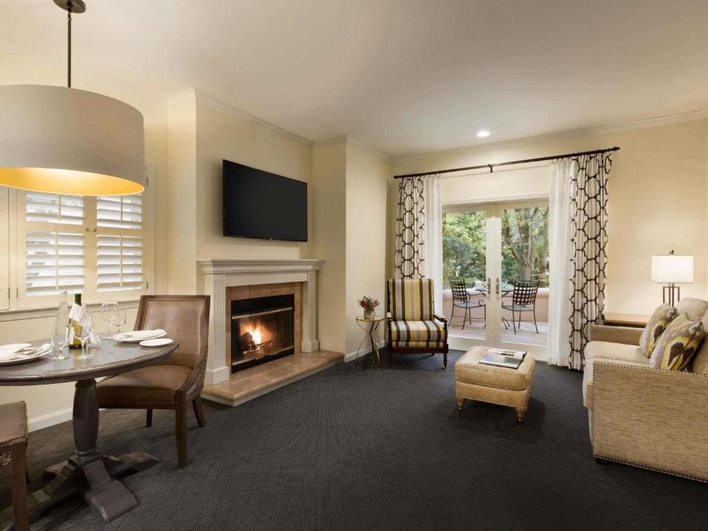 One-Bedroom King Suite with Bath Tub and Sofa Bed - Fireplace/Patio/Balcony/Garden View room - Image 2