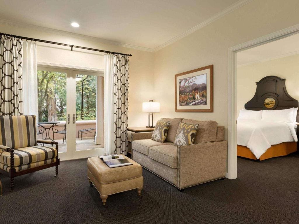 Signature One-Bedroom King Suite with Sofa Bed, Fireplace, Patio or Balcony, Jacuzzi and Garden View room - Image 2