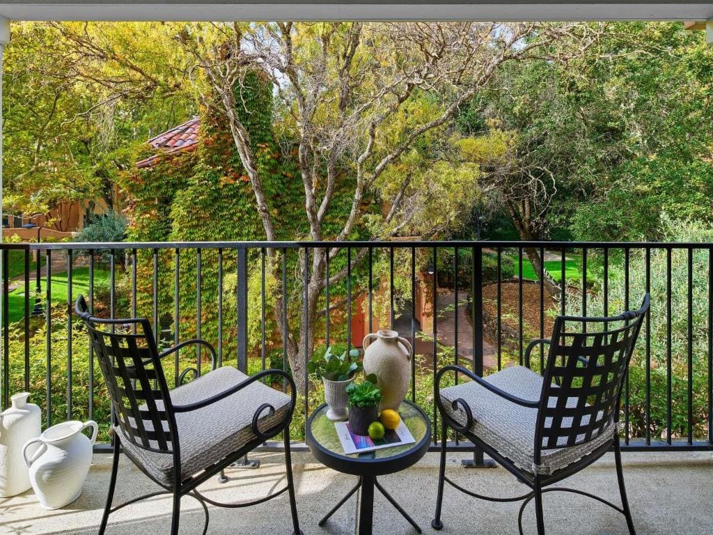Vineyard King Suite with Sofa Bed, Fireplace, Balcony, Jacuzzi and Garden View room - Image 1