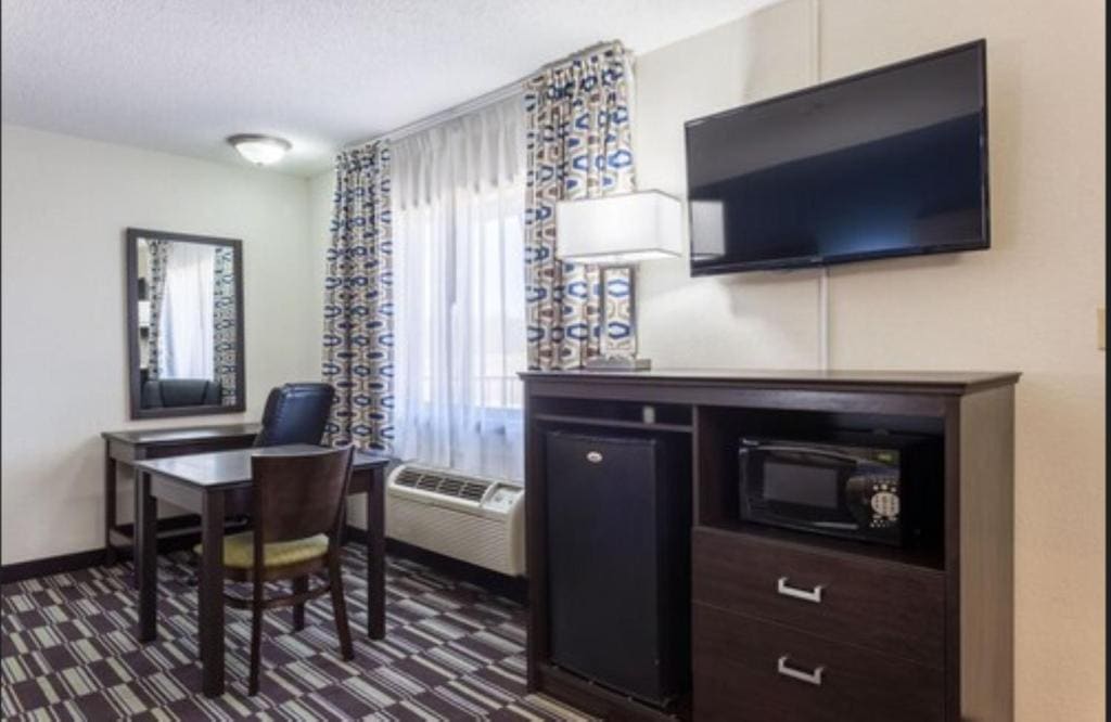 Queen Room with Two Queen Beds - Pet Friendly/Non-Smoking room - Image 3