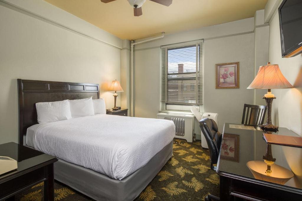 Hotel Deluxe Queen Room room - Image 1