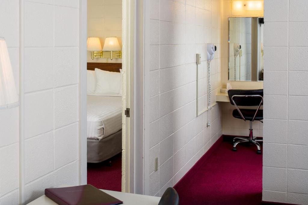Motor Inn Standard Queen Room with Two Queen Beds room - Image 2