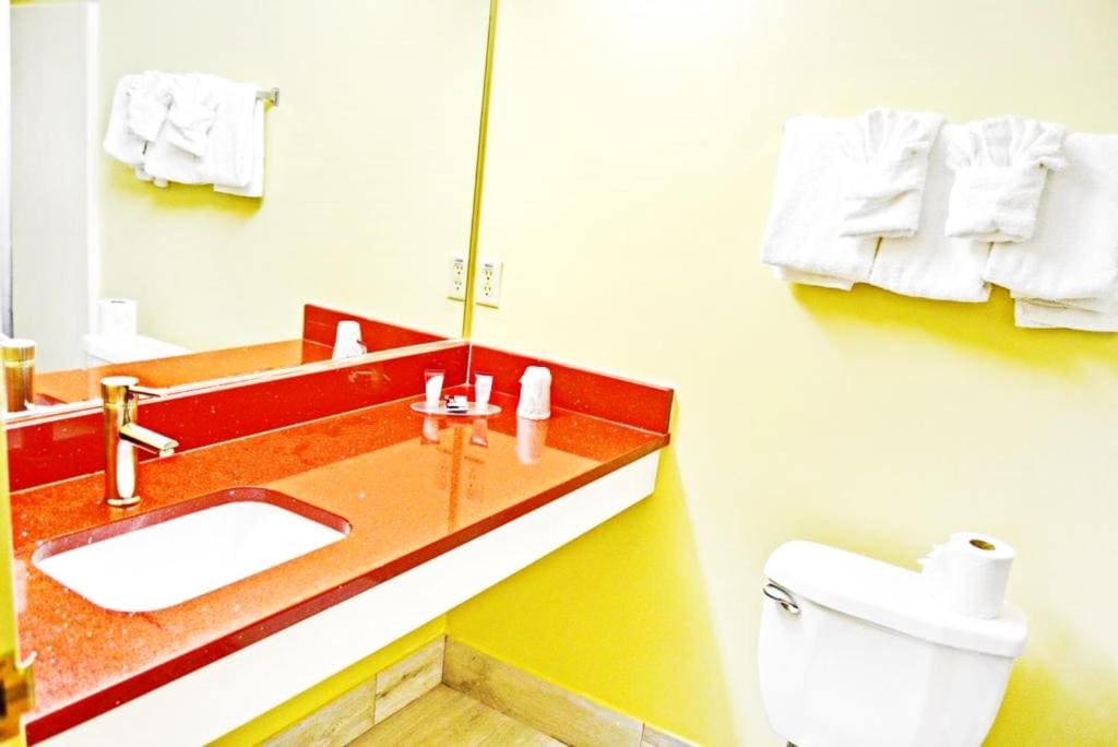 Deluxe King Room Non-Smoking room - Image 3
