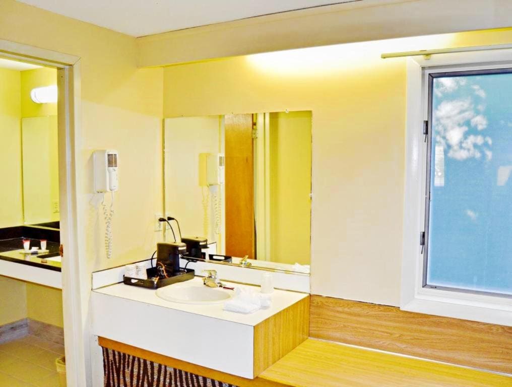 Deluxe King Room Non-Smoking room - Image 2