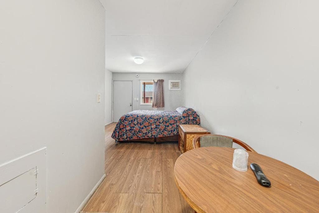 Queen Bed Non-Smoking room - Image 3