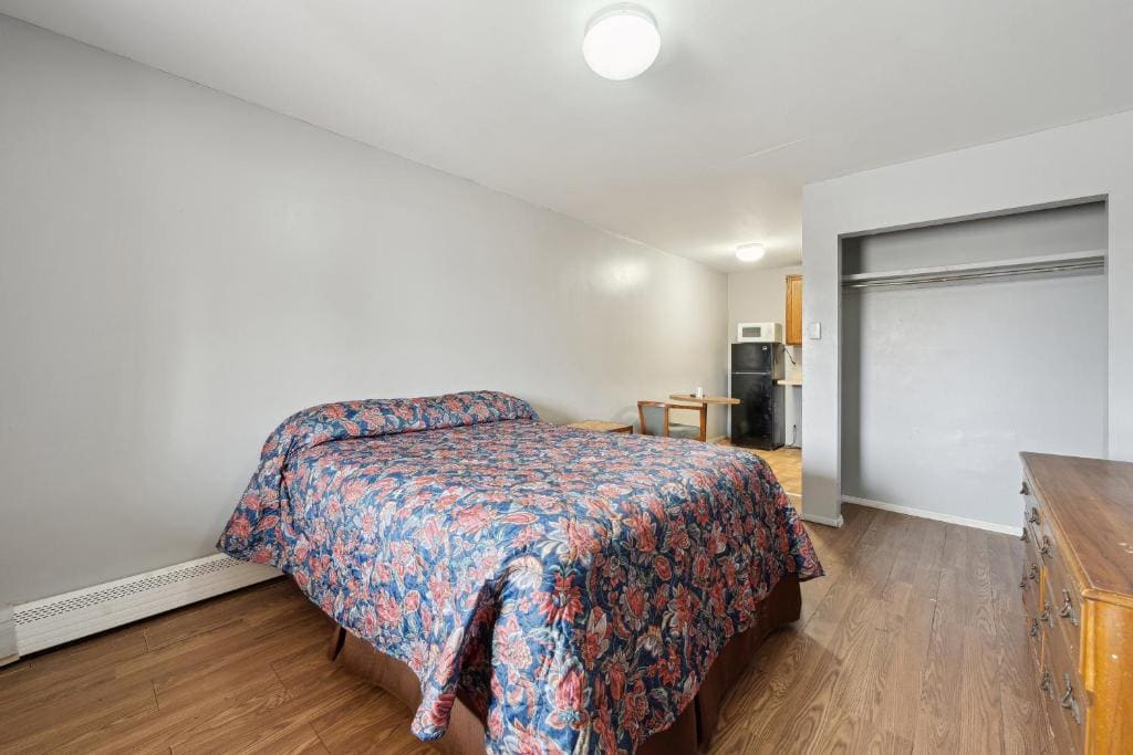 Queen Bed Smoking room - Image 2