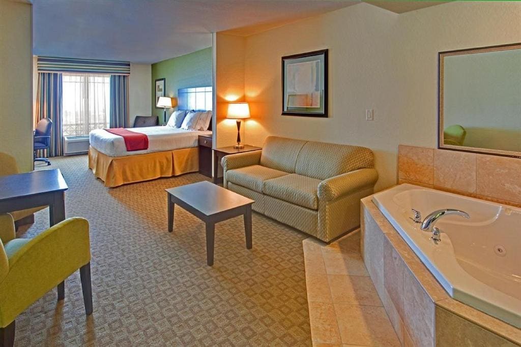 King Suite with Whirlpool room - Image 3