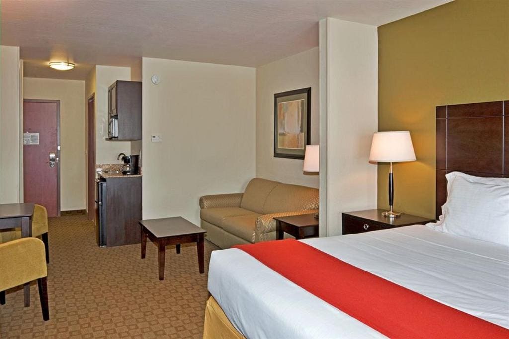 King Suite with Bath Tub - Disability Access/Non-Smoking room - Image 1