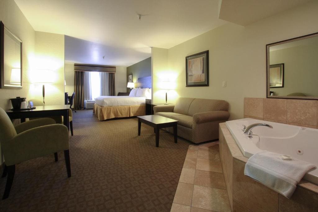 King Suite with Whirlpool room - Image 1