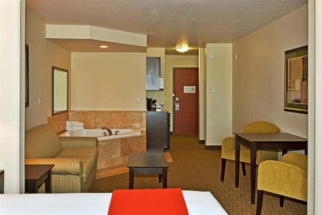 King Suite with Whirlpool room - Image 2