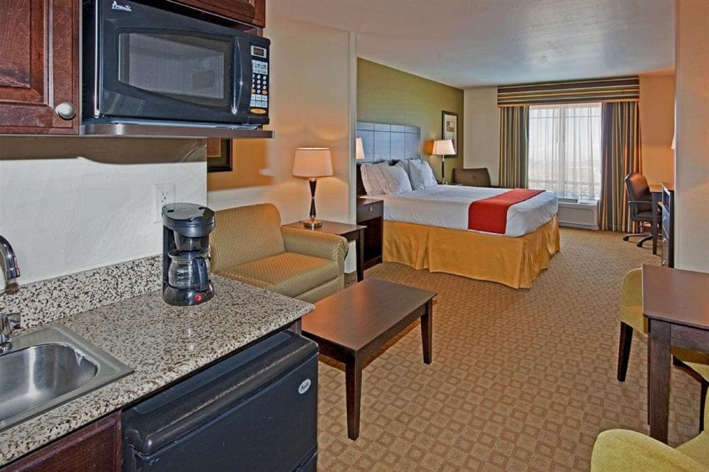 King Suite with Bath Tub - Disability Access/Non-Smoking room - Image 2