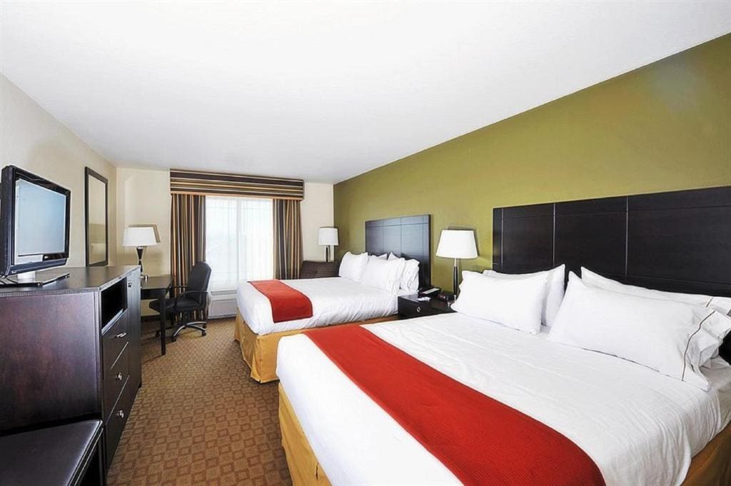 Queen Room with Two Queen Beds room - Image 3