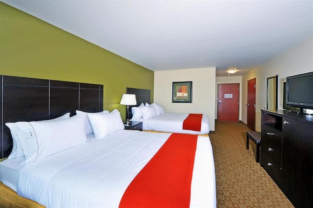 Queen Room with Two Queen Beds room - Image 2