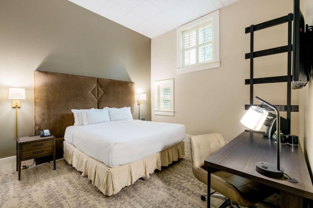 One-Bedroom King Suite room - Image 2