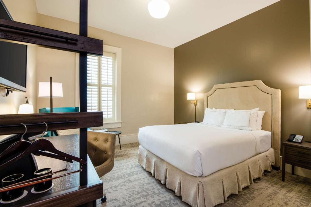 King Room with Roll-In Shower - Mobility Access room - Image 1